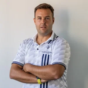 Mi sono laureato in Fisioterapia, Facoltà di Medicina e Chirurgia, nel 2018 presso l’Università di Genova. Il titolo della tesi: “Integrazione al trattamento fisioterapico della lombalgia con l’integrazione delle terapie fisiche”. Ho maturato diverse esperienze presso centri medici e studi fisioterapici in Liguria e in Piemonte occupandomi di problematiche legate al sistema muscolo scheletrico e neurologico su giovani, adulti e anziani nel trattamento di patologie acute, post acute e croniche. Ottima conoscenza della Terapia Strumentale (Tecar, Microcorrenti, Campi Magnetici Iperpulsati, Laser, Onde d'urto, Ultrasuoni, Vibrazioni meccano‐sonore VIBRA) come integrazione al trattamento fisioterapico. Ho frequentato nel 2019 il Master in Fisioterapia dello Sport a Milano con l’equipe Spagnola diretta dal Dott. J. M. Zabaleta fisioterapista del Real Madrid per circa 20 anni, il quale mi ha permesso di approfondire l'ambito fisioterapico ed ampliarlo al mondo degli sportivi professionisti e/o amatori, maturando esperienze nel calcio dilettantistico fino a collaborare con il Torino FC (Serie A) e squadre di Basket semiprofessioniste. Ottime capacità di valutare e trattare il/la paziente stilando un programma riabilitativo specifico, di collaborare e lavorare in Team. Durante il corso di laurea ho maturato esperienze extrauniversitarie partecipando a corsi privati su varie tematiche inerenti alla fisioterapia. Corso di Kinesio Taping KT1 – KT2 Corso di Graston Technique Livello Base Provider – Livello Avanzato Certified Corso di Massaggio Base Corso di Massaggio Sportivo